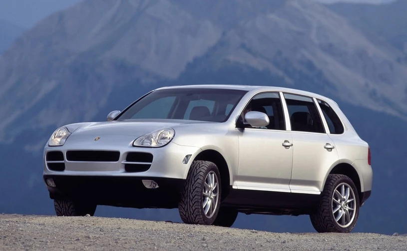 Porsche Cayenne. Pierwsza generacja Cayenne to dowód na to, jak wielki wpływ ma na nas siła marki. W momencie debiutu samochód w cuglach wygrywał wszelkie rankingi najbrzydszych nowych aut na europejskim rynku. Nie przeszkodziło mu to jednak w osiągnięciu sprzedażowego sukcesu. Zwłaszcza przód (przynajmniej w wersji sprzed liftingu) zyskał miano nad wyraz szpetnego. Złośliwi twierdzą, że „Niemcom po raz kolejny udało się obudzić w Europejczykach najgorsze instynkty - odrazę i zazdrość”. 