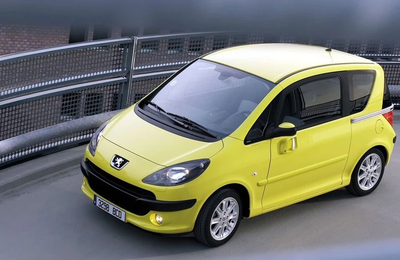Peugeot 1007. To jedna z największych rynkowych „wtop” ostatnich lat. Sam pomysł był całkiem sprytny – chodziło o zamontowanie przesuwnych drzwi w miejskim aucie, co dodatkowo poprawiłoby jego użyteczność na ciasnych parkingach. Niestety, w efekcie powstała jedyna w swoim rodzaju krzyżówka wiaty przystankowej z wejściem do Auchana. Merde! 