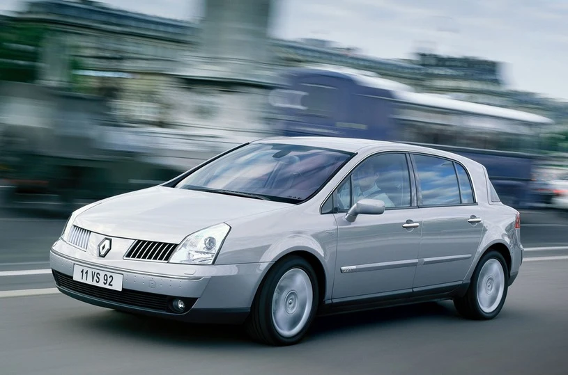Renault Vel satis. Nazwa modelu to połączenie francuskich słów Velocite (szybkość) i Satisfaction (satysfakcja). Niestety, wyniki sprzedaży pokazały, że z ostatecznego dzieła usatysfakcjonowany był wyłącznie stylista. Samochód trudno jednoznacznie uznać za „brzydki”, trzeba jednak przyznać, że, jak na standardy segmentu premium (do którego aspirował), Francuzi „poszli po bandzie”…