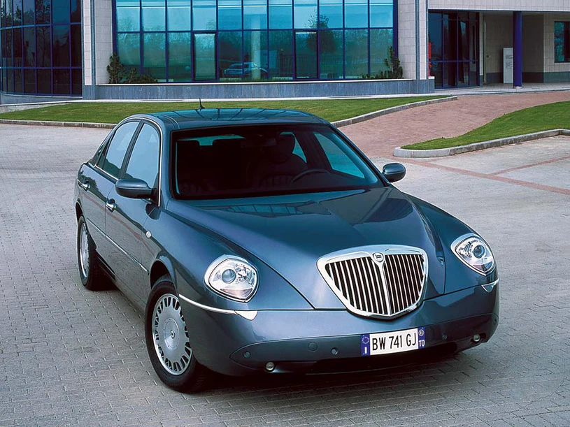 Lancia Thesis. W 2001 roku odchodząca na emeryturę Lancia Kappa doczekała się godnego następcy – modelu Thesis. Auto nawiązywać miało do historycznych modeli z pierwszej połowy XX wieku, ale te pamiętać mogli wyłącznie klienci na rodzimym rynku. Tym razem – na całe szczęście – obyło się bez coupe.