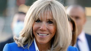 Brigitte Macron w stylizacji, która odejmuje lat