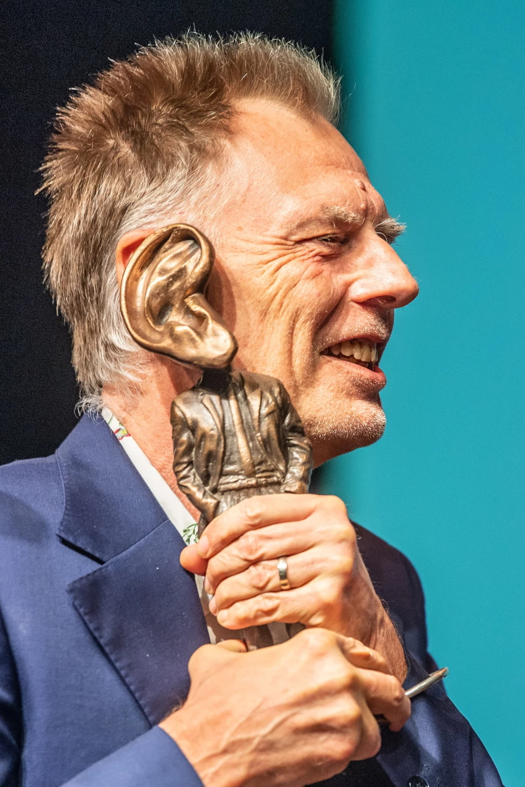 Tomek Lipiński pierwszy koncert zagrał w wieku 23 lat. Największe sukcesy świętował z założoną w 1979 roku grupą Tilt, znaną z takich utworów jak "Runął już ostatni mur" czy "Mówię ci, że", oraz ze stworzoną dwa lata później Brygadą Kryzys. 