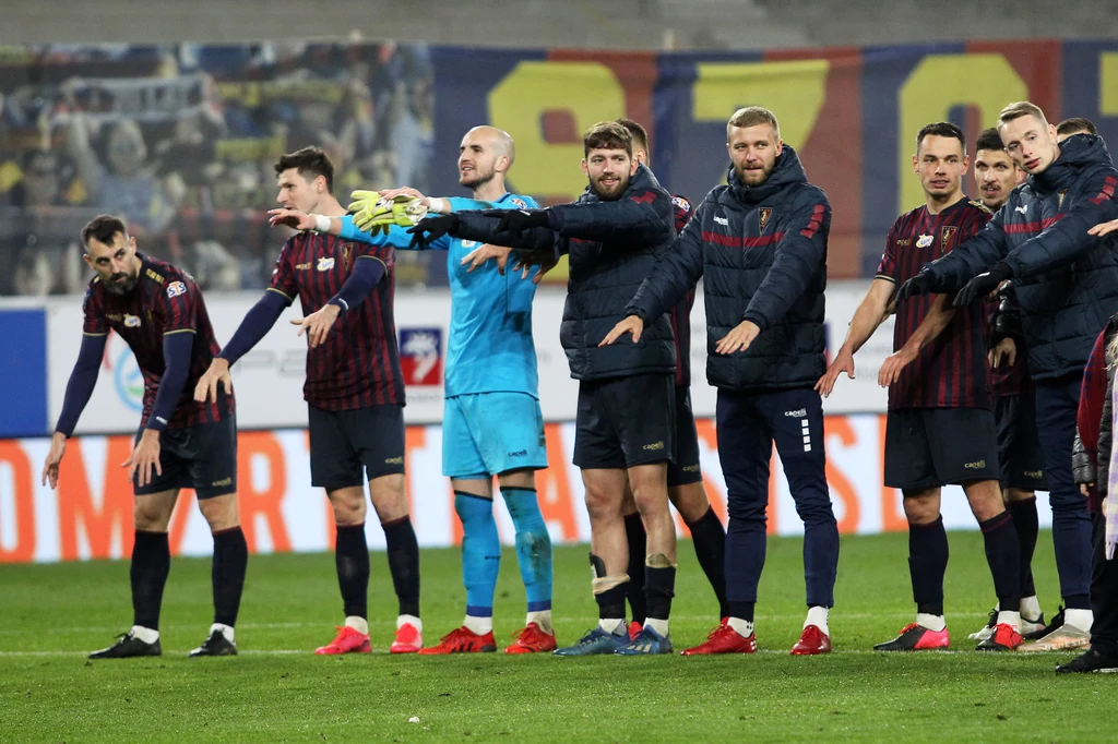 Piłkarze Pogoni Szczecin cieszą się z wygranej z Jagiellonią Białystok Piłkarze Pogoni Szczecin cieszą się z wygranej z Jagiellonią Białystok