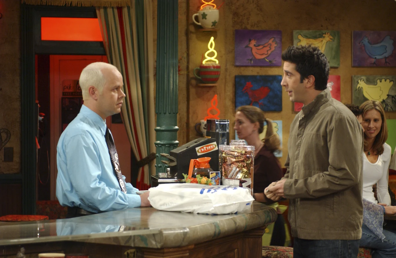 James Michael Tyler (po lewej) w serialu "Przyjaciele" James Michael Tyler (po lewej) w serialu "Przyjaciele"