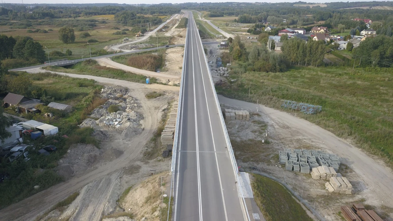 Pierwsza nitka obwodnicy Tomaszowa Lubelskiego ma być przejezdna w listopadzie. Pierwsza nitka obwodnicy Tomaszowa Lubelskiego ma być przejezdna w listopadzie.