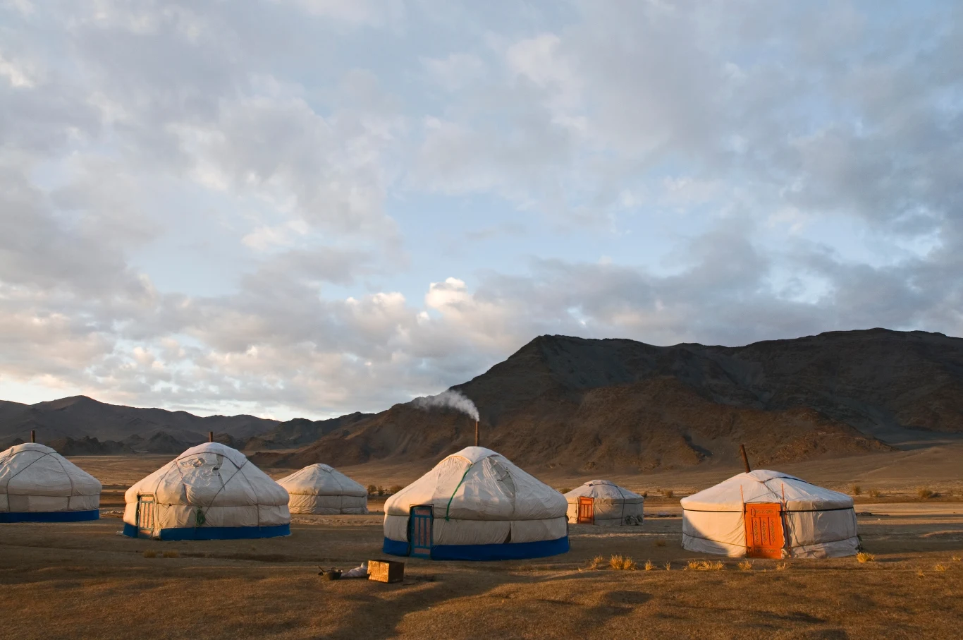 Kultury nomadyczne do dzisiaj są spotykane m.in. na mongolskich stepach Kultury nomadyczne do dzisiaj są spotykane m.in. na mongolskich stepach