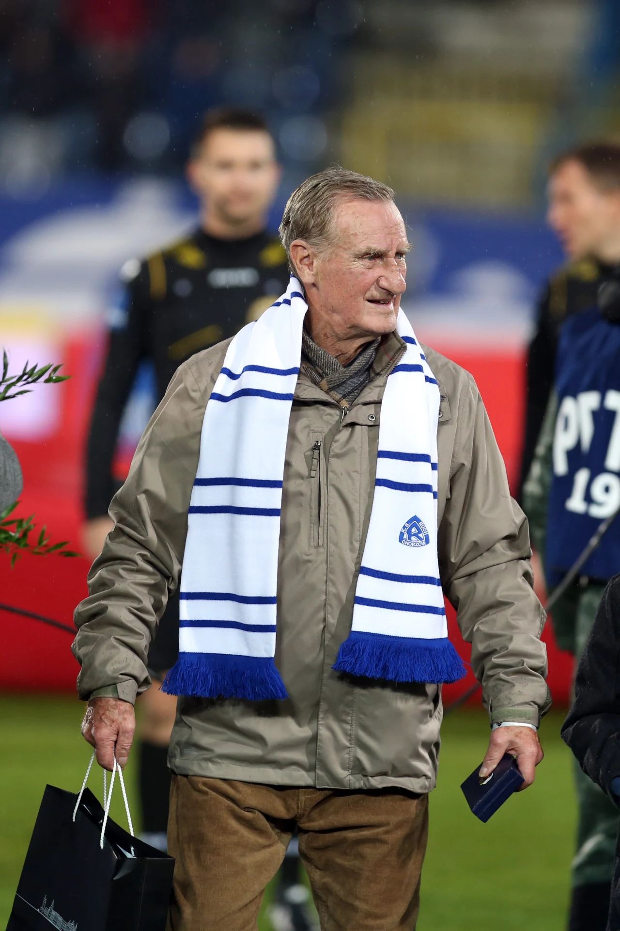 Antoni Nieroba 17.01.1939 - 24.06.2021 Był jednym z najwybitniejszych piłkarzy w historii Ruchu Chorzów. Do dziś jest rekordzistą "Niebieskich" pod względem liczby występów w najwyższej klasie rozgywkowej. Najpierw grał jako pomocnik, później stał się obrońcą. Nieroba w barwach Ruchu wywalczył dwa tytuły mistrza Polski (w 1960 i 1968 roku). W 1972 roku wyjechał do Francji, zasilając zespół Chateauroux. A gdy znad Sekwany wrócił do ojczyzny, szykował się do fachu trenera, którym następnie został, prowadząc m.in. Rozwój Katowice, Chateauroux, Uranię Kochłowice i AKS Chorzów. W reprezentacji Polski wystąpił łącznie w 17 oficjalnych meczach oraz dwóch nieoficjalnych spotkaniach.