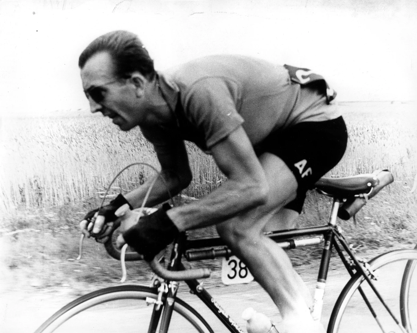 Henryk Kowalski 17.07.1933 - 11.07.2021 Był kolarzem szosowym wielokrotnym medalistą mistrzostw Polski. Dwa razy triumfował w Tour de Pologne (1957 i 1961), a w 1967 był zwycięzcą Vuelta a Cuba.