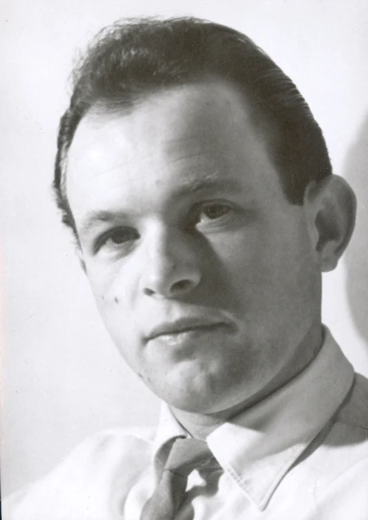 Stefan Kapłaniak 10.04.1933 - 08.08.2021 Jeden z najwybitniejszych polskich kajakarzy. W 1960 roku w Rzymie z Władysławem Zielińskim zdobył brązowy medal w konkurencji K2 na 1000 metrów. Startował także w igrzyskach w Melbourne (1956) oraz Tokio (1964). W 1958 roku w Pradze zdobył dwa tytuły mistrza świata (na dystansie 500 m w K1 oraz K2). Zdobył także cztery medale mistrzostw Europy - jeden złoty, jeden srebrny oraz dwa brązowe.