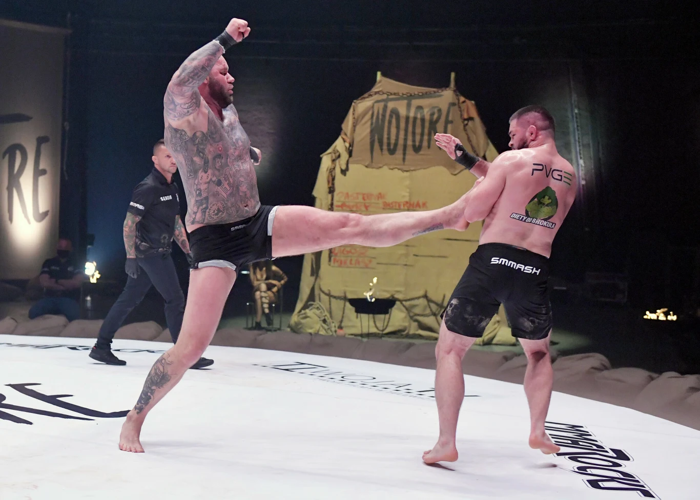 Piotr Kurowski (na zdjęciu z prawej) Zmarły 21.09.2021 Odszedł w wieku 36 lat. Był zawodnikiem sztuk walki, specjalizującym się w MMA oraz brazylijskim jiu-jitsu. Rok przed śmiercią brał udział w groźnym zdarzeniu. Stanął w obronie przyjaciółki, którą zaczepiało trzech napastników. Jeden z nich odgryzł mu ucho.