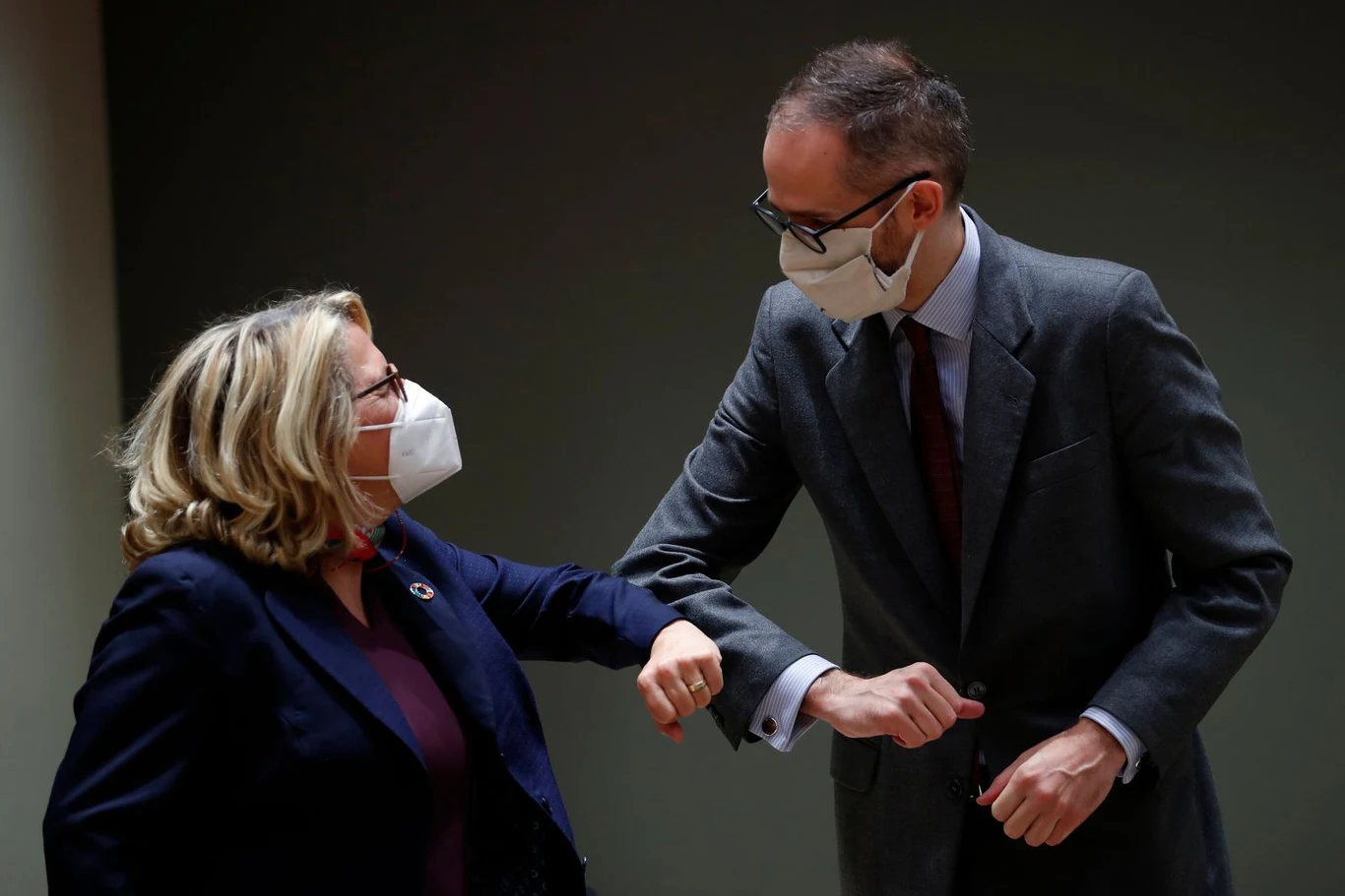 Wiceminister klimatu i środowiska Adam Guibourgé-Czetwertyński z niemiecką minister środowiska Svenją Schulze podczas spotkania ministrów środowiska w Brukseli, grudzień 2020 r. Wiceminister klimatu i środowiska Adam Guibourgé-Czetwertyński z niemiecką minister środowiska Svenją Schulze podczas spotkania ministrów środowiska w Brukseli, grudzień 2020 r.
