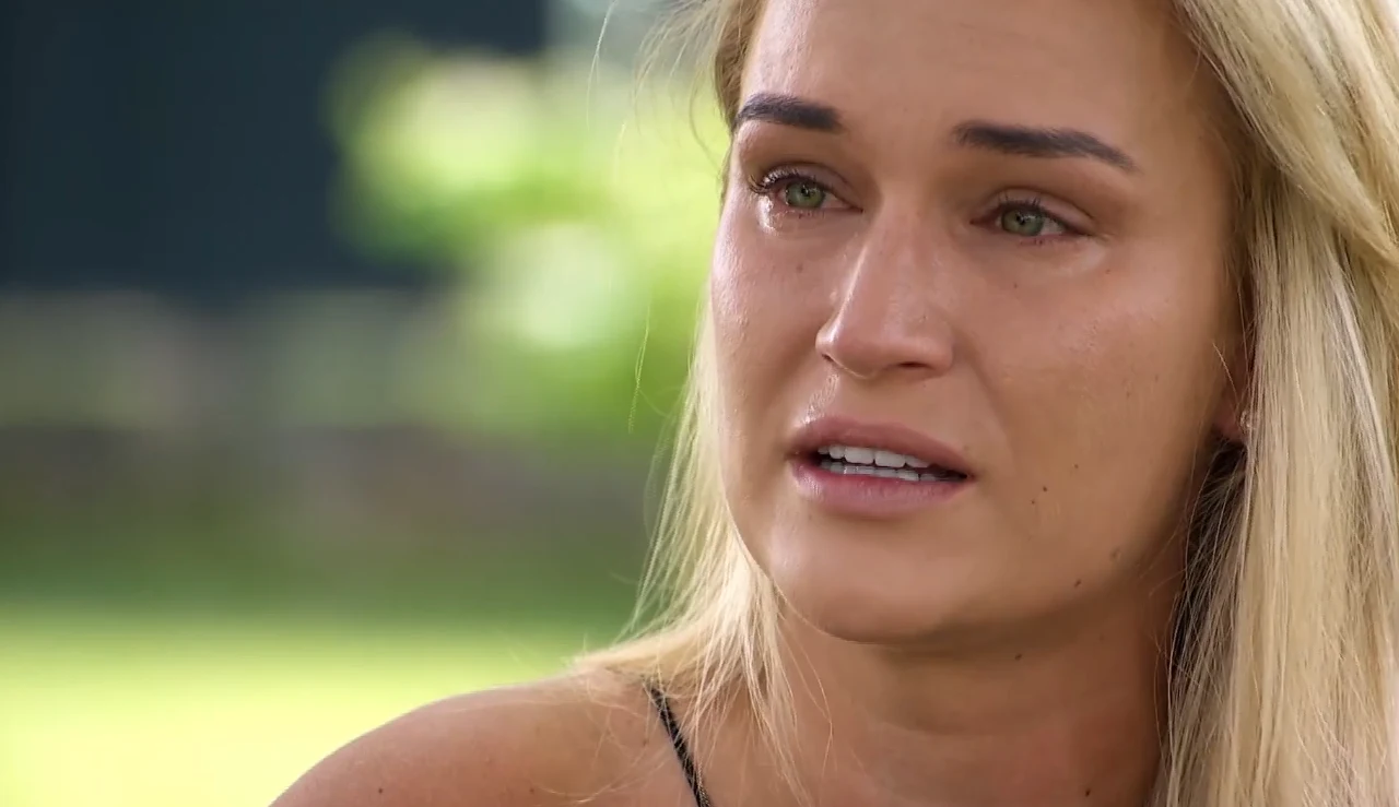 "Rolnik szuka żony 8": Zapłakana Kamila (screen z 6. odcinka) "Rolnik szuka żony 8": Zapłakana Kamila (screen z 6. odcinka)