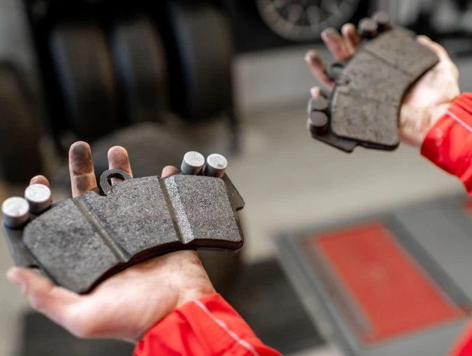 Wymiana tarcz i klocków hamulcowych - kiedy powinniśmy pojechać do warsztatu? Wymiana tarcz i klocków hamulcowych - kiedy powinniśmy pojechać do warsztatu?