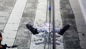 Mężczyzna awanturował się w tramwaju i wybił nogą szybę