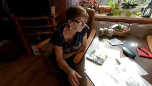 Kobieta podpisała umowę i dostała 1000 złotych w gotówce. 