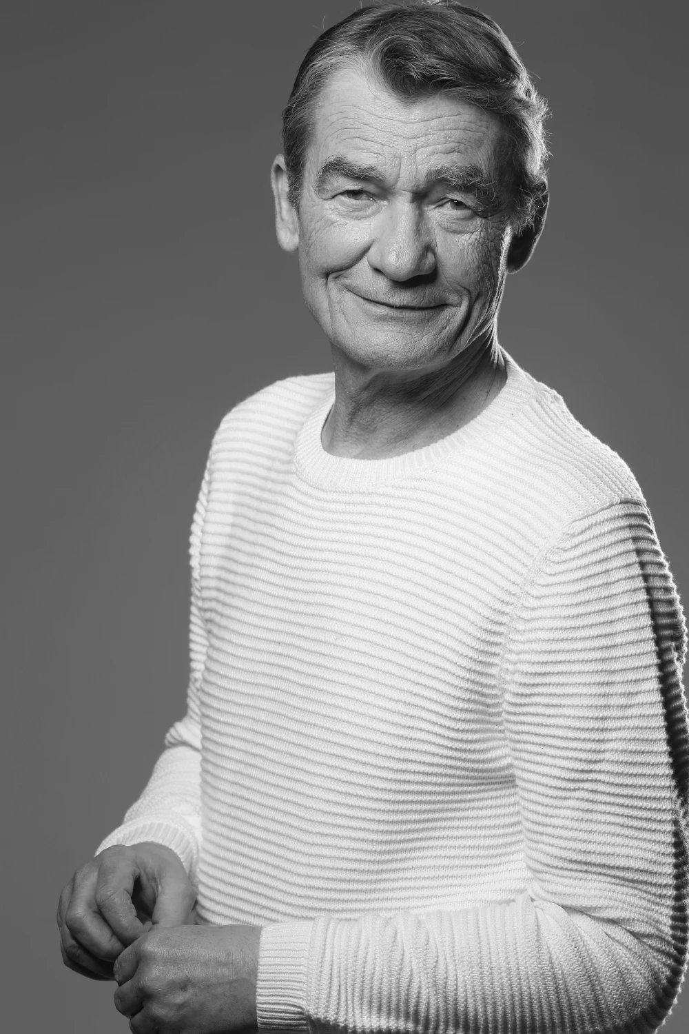 "Nie lubię narzekać, skarżyć się, użalać nad sobą, że nie gram głównych ról. Bilans zysków i strat jest dla mnie satysfakcjonujący. Wydaje mi się, że mam sympatię statystycznego widza, niekiedy udaje mi się uniknąć płacenia mandatów za złe parkowanie, bo strażniczka miejska zna moją twarz z 'Barw szczęścia'. Zdobyłem prestiżowe nagrody za 'Statystów' i 'Cześć Tereska'. Słowem - jest się z czego cieszyć, zamiast zgrzytać zębami" - aktor mówił kilka lat temu w rozmowie z magazynem "Telemax".

 