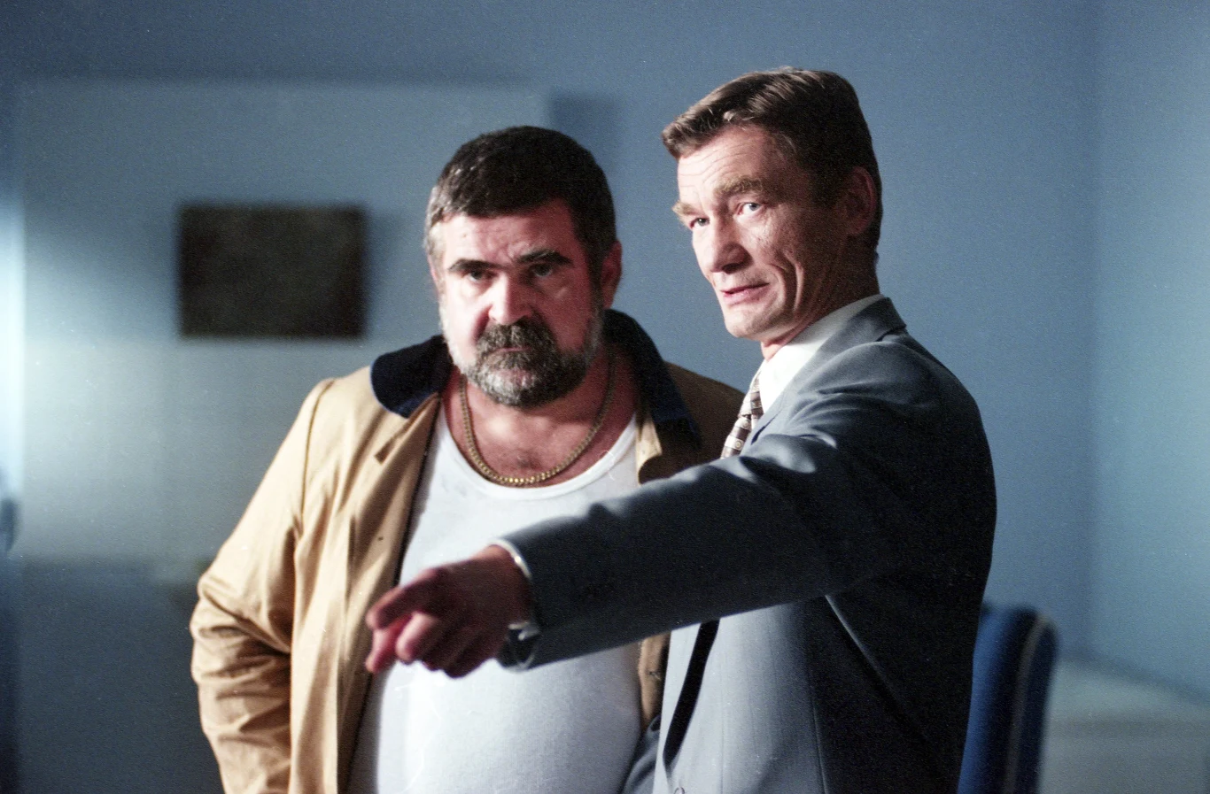 Do końca lat 90. grał głównie w teatrze. W 1990 wraz z żoną wyjechał do Irlandii, gdzie dostała ona pracę w ambasadzie. Przez pięć lat mieszkał w Dublinie. Okazjonalnie występował w teatrze, gdzie otrzymywał głównie role cudzoziemców. Po powrocie do Polski ponownie za sprawą Juliusza Machulskiego zagrał kolejną popularną rolę. W komedii "Kiler" (1997) wcielił się w Wąskiego, pechowego pomocnika gangstera Siary (Janusz Rewiński).