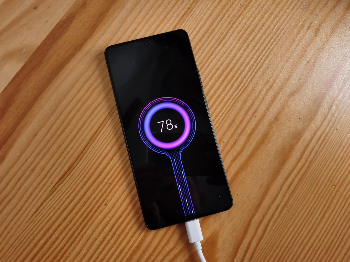 Coraz więcej telefonów obsługuje super i hiperszybkie ładowanie, ale te wartości można poprawić nawet na smartfonach bez tych technologii. Coraz więcej telefonów obsługuje super i hiperszybkie ładowanie, ale te wartości można poprawić nawet na smartfonach bez tych technologii.