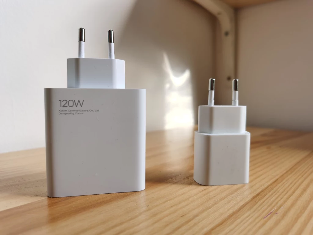 Po lewej ładowarka 120W z zestawu Xiaomi 11T Pro - po prawej standardowy adapter