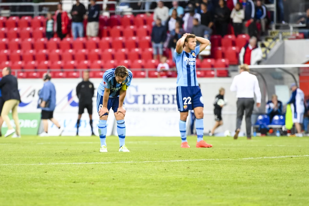 Jesper Karlström w czasach gry w szwedzkim Djurgårdens IF (na zdjęciu z 2016 roku, Karlström z numerem 8 i opaską kapitana) był uzależniony od hazardu, o czym już jako piłkarz Lecha Poznań opowiedział w podcaście Lund