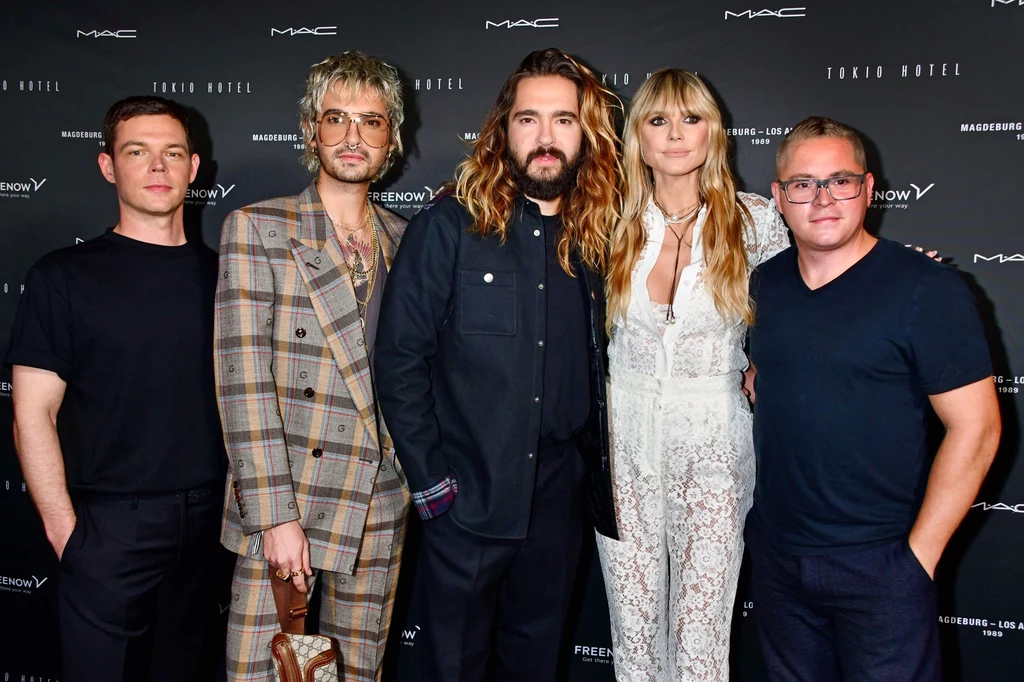 Tokio Hotel: od lewej Georg Listing, Bill Kaulitz, Tom Kaulitz i Gustav Schaefer. Druga z prawej modelka Heidi Klum, prywatnie żona Toma Kaulitza 