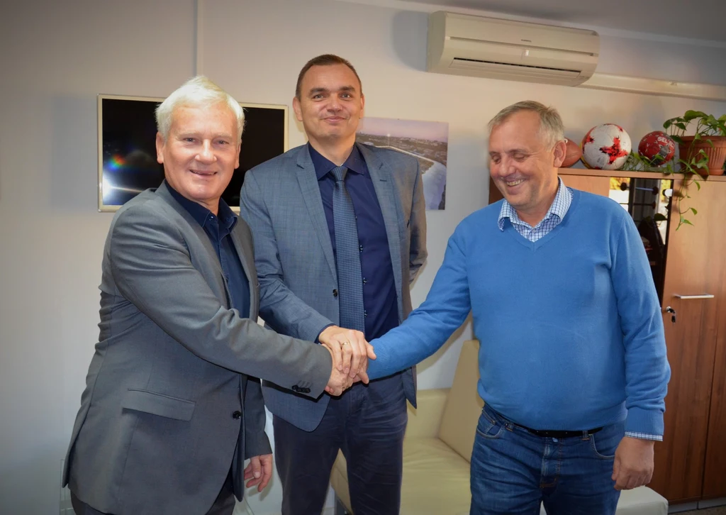 Udało się osiągnąć porozumienie w Bałtyku Gdynia. Od lewej stoją: M. Listkiewicz (SKS Bałtyk). P. Dalecki (Gdyńskie Centrum Sportu), M. Puchalski (AP Bałtyk) Udało się osiągnąć porozumienie w Bałtyku Gdynia. Od lewej stoją: M. Listkiewicz (SKS Bałtyk). P. Dalecki (Gdyńskie Centrum Sportu), M. Puchalski (AP Bałtyk)