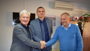 Udało się osiągnąć porozumienie w Bałtyku Gdynia. Od lewej stoją: M. Listkiewicz (SKS Bałtyk). P. Dalecki (Gdyńskie Centrum Sportu), M. Puchalski (AP Bałtyk)