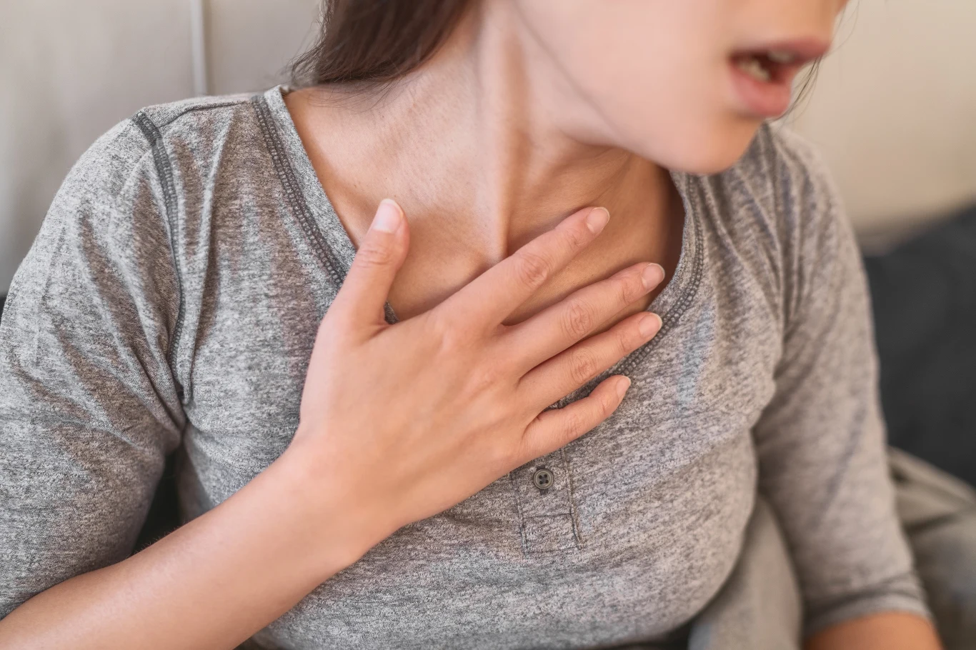 Objawy astmy obejmują m.in. duszności, suchy, męczący kaszel oraz ucisk w klatce piersiowej