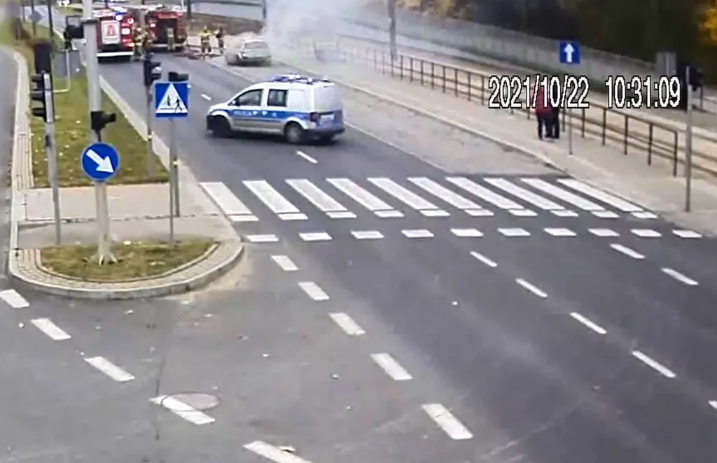 Kobieta nie zauważyła, że jej auto płonie Kobieta nie zauważyła, że jej auto płonie