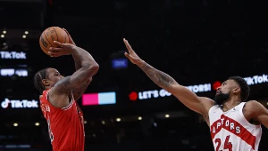 DeMar DeRozan (z lewej) poradził sobie wyśmienicie w starciu ze swoją byłą drużyną