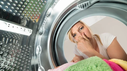 Nie możesz już znieść brzydkiego zapachu w pralce? Zastosuj prosty trik, a szybko pozbędziesz się problemu