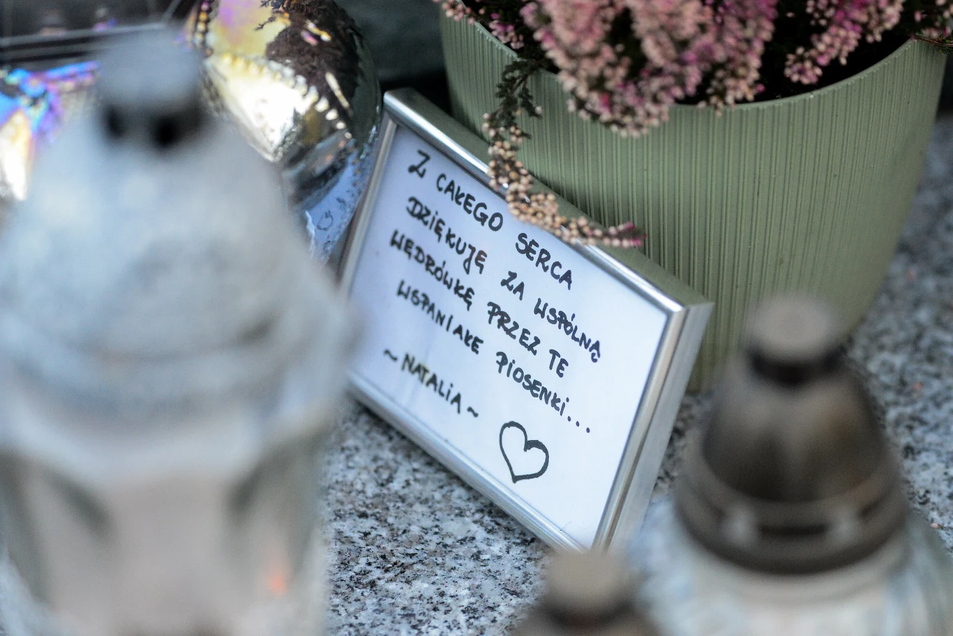 Fani pamiętają o swoim idolu, który zmarł 5 kwietnia 2021 r. Na grobie cały czas pojawiają się znicze, kwiaty, wspomnienia i prezenty.