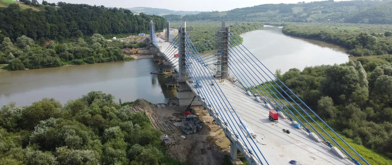 Wczoraj udostępniono kierowcom nowy most na Dunajcu w Kurowie k. Nowego Sącza w ciągu drogi krajowej nr 75. Inwestycja o wartości ponad 189 mln zł zrealizowano w ciągu niecałego 2,5 roku. W przyszłości obiekt znajdzie się na trasie tzw. „sądeczanki”.