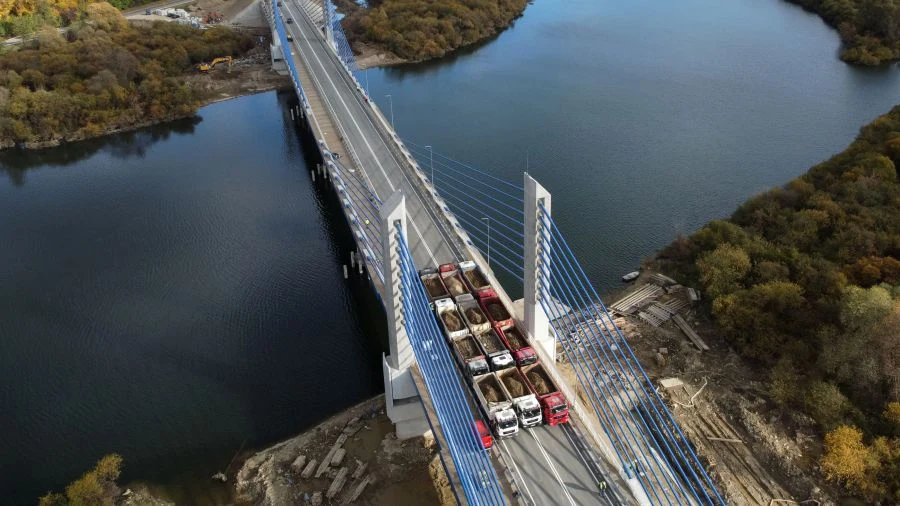 Nowy most położony jest poniżej starego i dłuższy od poprzednika o 200 m. Całkowita jego długość wynosi 602 m, szer. 17,18 m, natomiast pylony wznoszą się na ok. 33,5 m od poziomu terenu. Most ma po jednym pasie ruchu w każdym kierunku. Ze względu na jego konstrukcję i lokalizację możliwa będzie dobudowa drugiej jezdni z dodatkowym mostem, kiedy zapadanie decyzja o budowie nowej trasy do Nowego Sącza tzw. „sądeczanki”.  Most zaprojektowano zgodnie z parametrami technicznymi wymaganymi dla drogi klasy GP (główna przyspieszona). W ramach inwestycji na odcinku 2-km został zmieniony przebieg drogi krajowej nr 75: od parkingu w Tęgoborzu do skrzyżowania w Kurowie. Wykonawcą zadania o wartości ponad 189 mln zł jest polsko-węgierskie konsorcjum firm: Banimex i Hodmezovasarhelyi Utepito Korlatolt Felelossegu. Nowy obiekt zastąpił istniejący most w Kurowie, wybudowany w 1943 r., którego jego stan techniczny jest zły.