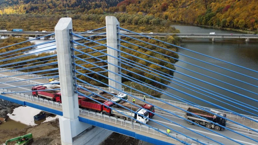 Most na Dunajcu ma 602 metry długości, ponad 17 metrów szerokości i trzy pylony o wysokości 33,5 m od poziomu terenu, a 22,8 m od jezdni na pomoście. To obiekt typu extradosed, który powstał z połączenia konstrukcji wantowej z belkową sprężoną. To sprawia, że takie obiekty są tańsze w wykonaniu od typowych mostów wantowych i z kolei bardziej efektowne wizualnie niż obiekty belkowe. W Polsce do tej pory najdłuższym takim obiektem jest most w Kwidzynie na Wiśle (808,4 m), następny jest most na obwodnicy Ostródy (677 m), a kolejnym most w Kurowie, na Dunajcu.    Nowy obiekt ma cztery przęsła, a odległości pomiędzy nimi wynoszą 100 m - 200 m - 200 m - 100 m. Na każdym pylonie zamontowano dziewięć want, a każda z nich z kolei zbudowana jest z 61 splotów stalowych lin. Oprócz jezdni powstała też ścieżka pieszo-rowerowa. Stałe podpory mostu znajdują się poza nurtem rzeki Dunajec. Zastosowana technologia budowy mostu wymagała wykonania podpór tymczasowych zlokalizowanych w nurcie rzeki, na czas realizacji obiektu. Rozbiórka tych podpór rozpocznie się jeszcze w listopadzie 2021 r. 