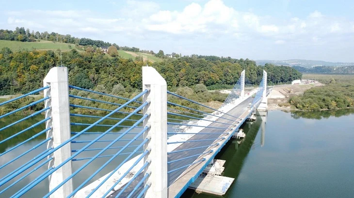  Do wybudowania obiektu wykorzystano ok. 24 500 m3 betonu, 4 926 551 kg stali miękkiej, 430 000 kg stali sprężającej, a długość kabli extradosed wynosi 7,2 km. By powstał nasyp pod drogę, tzw. najazdy na most, zużyto 180 048 m3 materiału nasypowego. Zamontowane na obiekcie czujniki monitorują funkcjonowanie konstrukcji, wykonując pomiary m.in. odkształceń w przekrojach pylonowych i przęsłowych oraz sił na wantach. Przed przełożeniem ruchu na nowy most pomyślnie przeprowadzono próby obciążenia.  Stary obiekt, z którego jeszcze niedawno korzystali kierowcy, zostanie rozebrany. Ma 407,6 m długości. Jego budowa rozpoczęła się przed II wojną światową, a zakończyła w 1943 r. Jest wyeksploatowany i za wąski. Ma zaledwie 7,5 m szerokości, a jezdnia 6 m. Po rozbiórce pozostanie jeden przyczółek od strony Brzeska, który zostanie zamieniony na punkt widokowy. Jeszcze w tym roku wykonawca przystąpi do rozbierania tego obiektu.  żródło Generalna Dyrekcja Dróg Krajowych i Autostrad 