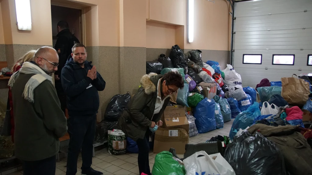 Wiceburmistrz Michałowa Konrad Sikora (drugi od lewej) w magazynie, gdzie zbierane są rzeczy dla migrantów i uchodźców. Po prawej Jolanta Kwaśniewska, która wzięła udział w sobotnim proteście