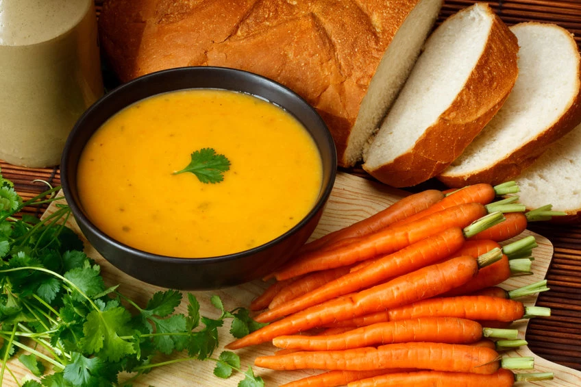 Zupa marchewkowa z kurkumą to idealna propozycja na chłodne, jesienne wieczory