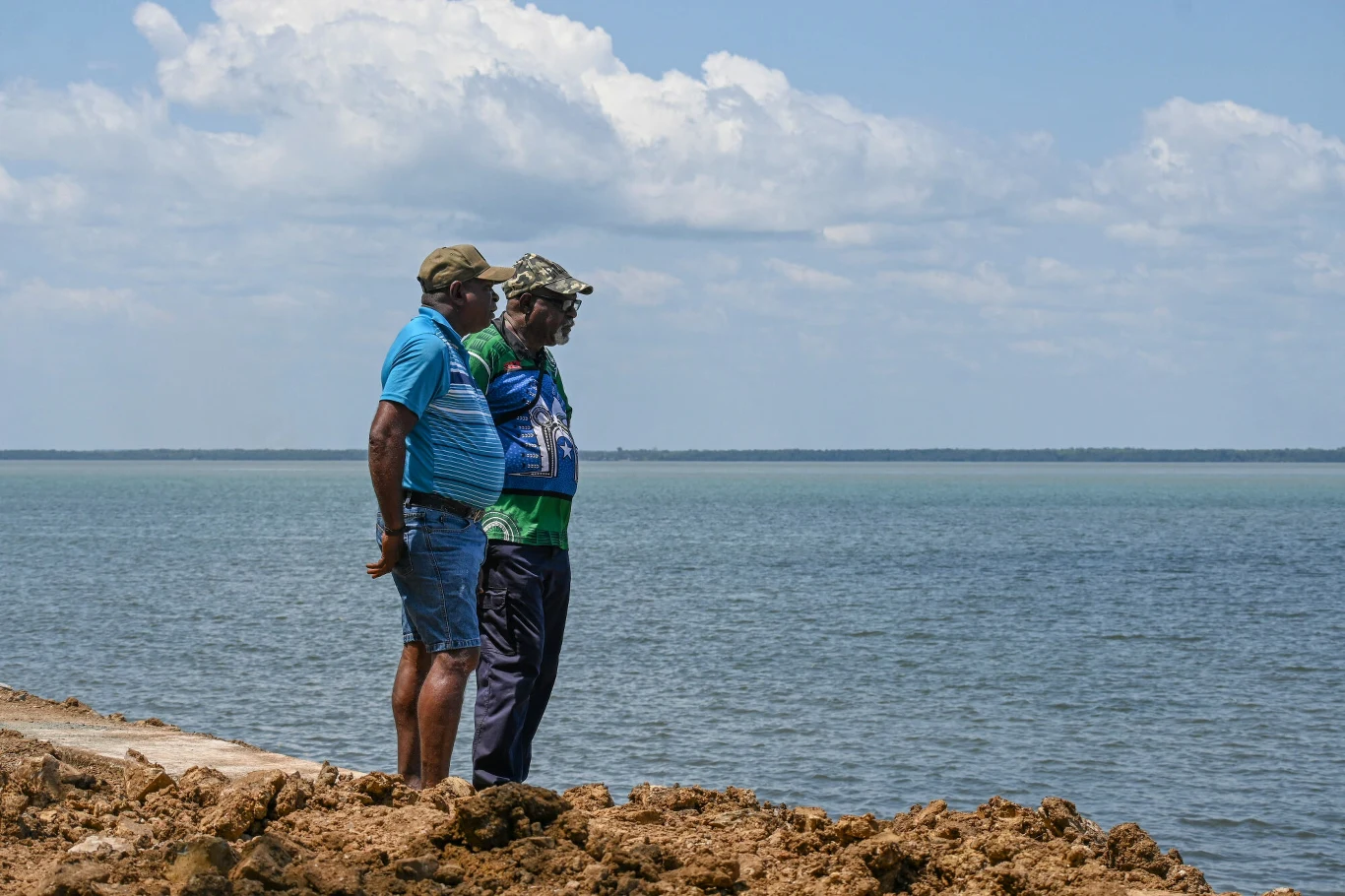 Rdzenni Australijczycy Pabai Pabai i Paul Kabai pozywający rząd Australii za brak walki z globalnym ociepleniem Rdzenni Australijczycy Pabai Pabai i Paul Kabai pozywający rząd Australii za brak walki z globalnym ociepleniem