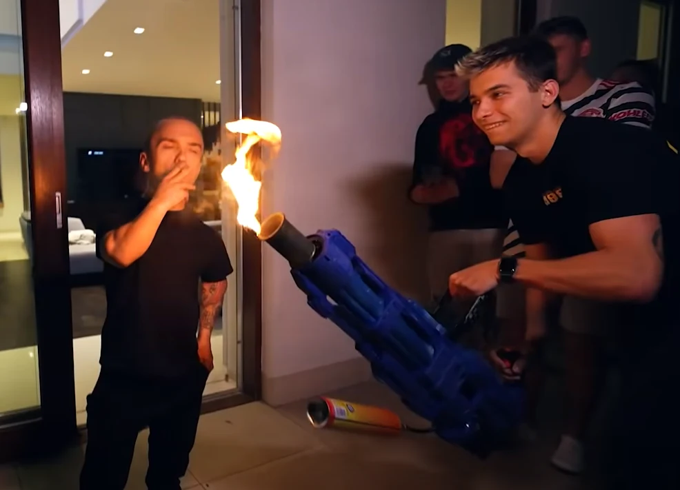 Ekipa Friza na Youtube bawiła się miotaczem ognia Ekipa Friza na Youtube bawiła się miotaczem ognia