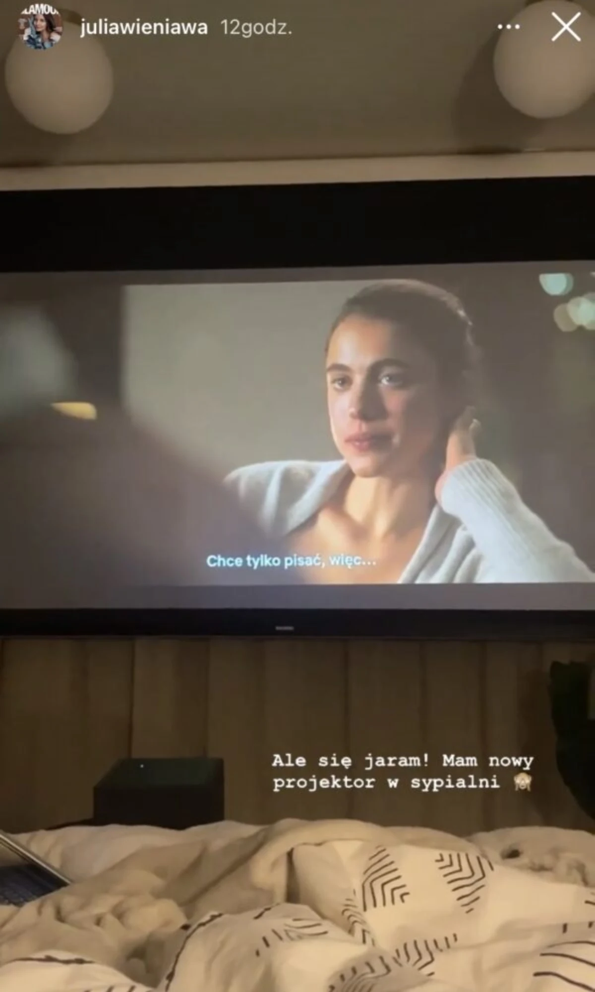 projektor Julii Wieniawy, fot. https://www.instagram.com/juliawieniawa/ projektor Julii Wieniawy, fot. https://www.instagram.com/juliawieniawa/