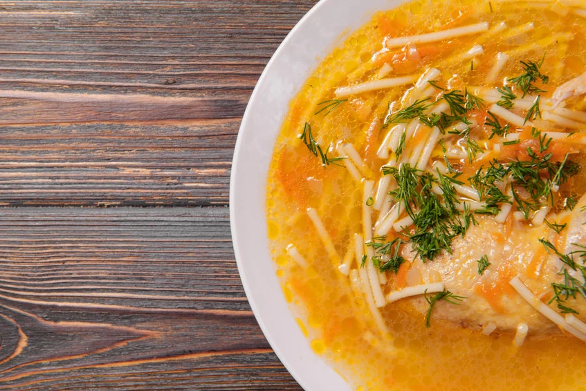 Choć nie jest lekarstwem, rosół może realnie wspierać organizm w czasie przeziębienia i osłabienia Nie tylko rosół doskonale rozgrzewa. Do bulionu warto dodać kilka składników, aby otrzymać idealne na jesień danie