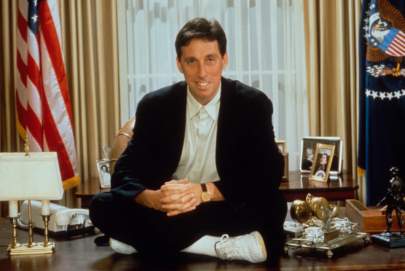 Ivan Reitman urodził się w leżącej na terenie obecnej Słowacji miejscowości Komarno w żydowskiej rodzinie (matka przyszłego reżysera przeżyła pobyt w obozie Auschwitz-Birkenau). Na początku lat 50. rodzina Reitmanów zdecydowała się na emigrację do Kanady, gdzie młody Ivan rozpoczął naukę w McMaster University. Już w czasach studenckich zaczął kręcić pierwsze filmy, jednak rozgłos zyskał dopiero w latach 70. jako producent pierwszych filmów Davida Cronenberga.