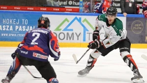 Hokeista GKS-u Tychy Denis Serguszkin (z prawej) i Aleksandr Rodinow z Energi Toruń. Gospodarze wygrali 6-0