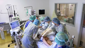 Personel medyczny opiekuje się pacjentem na oddziale intensywnej terapii COVID-19 w szpitalu miejskim w Magdeburgu