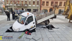 Samochód wpadł do fontanny, którą na rynku w Bochni uruchomiono przed miesiącem 