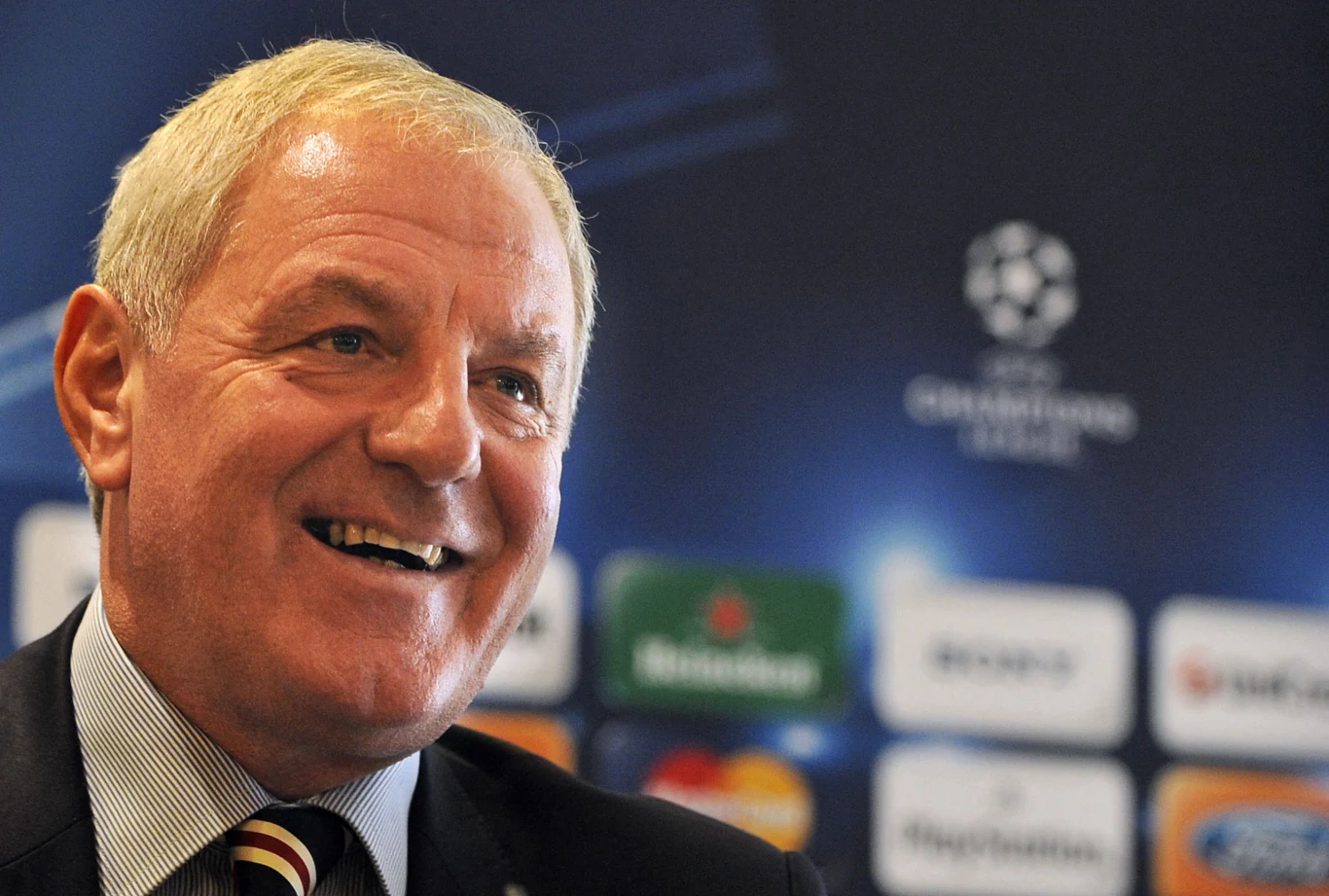 Walter Smith 24.02.1948 - 26.10.2021 Był znanym szkockim trenerem, selekcjonerem tamtejszej reprezentacji. Osiągnął mnóstwo w piłce klubowej - przede wszystkim z ekipą Rangers FC. Poprowadził ją do 10 tytułów mistrzowskich, pięciu Pucharów Szkocji i sześciu Pucharów Ligi. Był także szkoleniowcem Evertonu oraz asystentem Alexa Fergusona w Manchesterze United.