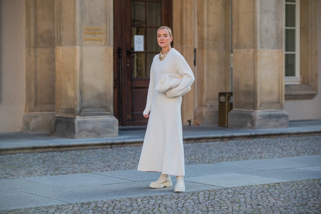 Dzianinowe sukienki kobiety pokochały za to, że świetnie sprawdzają się jako element zarówno luźnej, jak i eleganckiej stylizacji