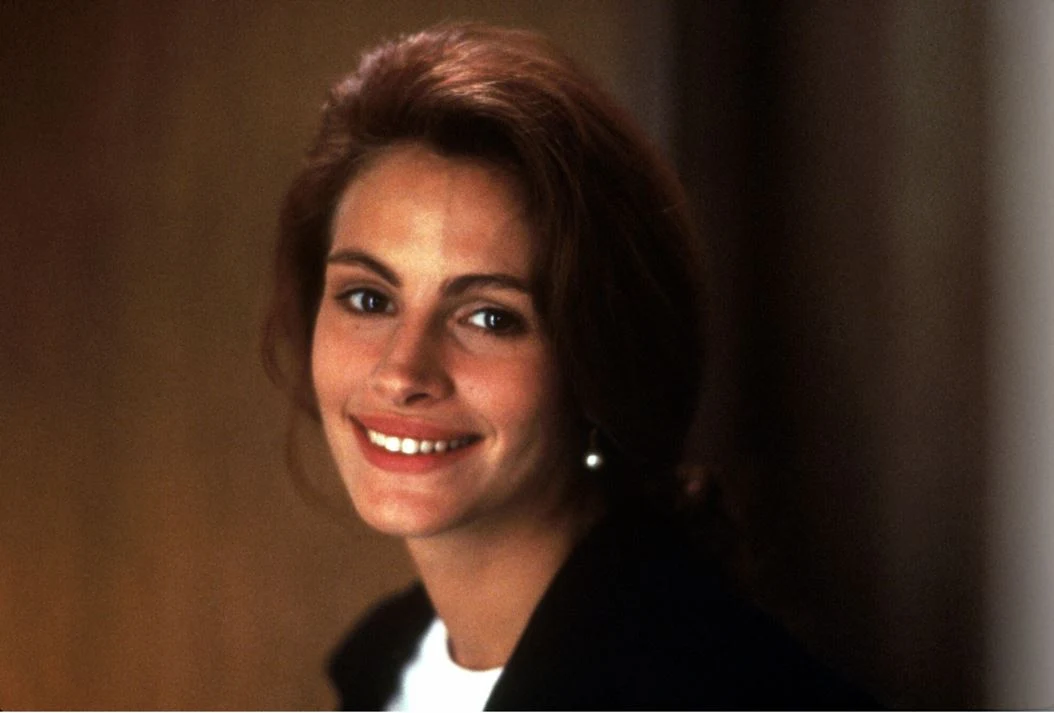  Julia Roberts urodziła się  28 października 1967 Smyrnie (stan Georgia). W młodości wcale nie planowała kariery artystycznej, ale medyczną (chciała zostać lekarzem weterynarii). Zdanie zmieniła dopiero jako siedemnastolatka. Wyjechała wówczas do Nowego Jorku, gdzie rozpoczęła pracę modelki i zapisała się do szkoły aktorskiej.