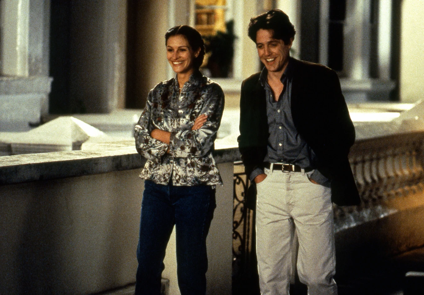 W tym samym roku oglądaliśmy aktorkę w jeszcze jednej komedii romantycznej. W "Notting Hill" wcieliła się w... znaną amerykańską aktorkę. Jej Anna Scott jest rozkapryszona i zmęczona sławą, w związku z czym przyjeżdża do Londynu, żeby trochę odpocząć. Tu spotyka się z granym przez Hugh Granta właścicielem raczej podrzędnej księgarni, w którym się zakochuje. Dosyć niespodziewanie film Rogera Michella okazał się o wiele bardziej udaną produkcją niż prognozowana na hit "Uciekająca panna młoda" Marshalla.